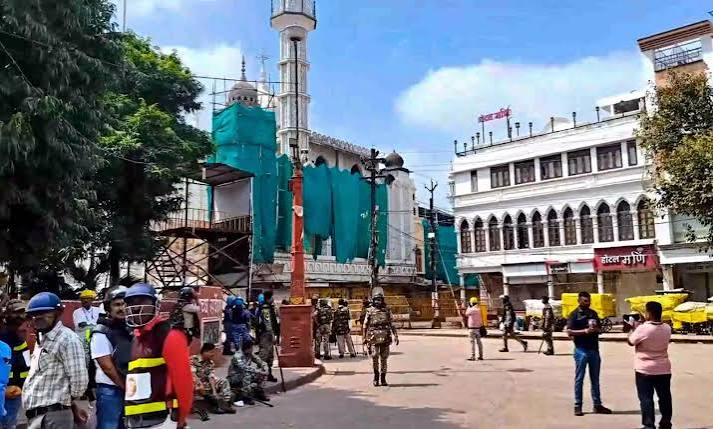 Crowd and police near entrance of Shahi Masjid in Ujjain